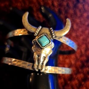 BULL HEAD SILVER AND TURQUOISE LIKE SKULL CUFF